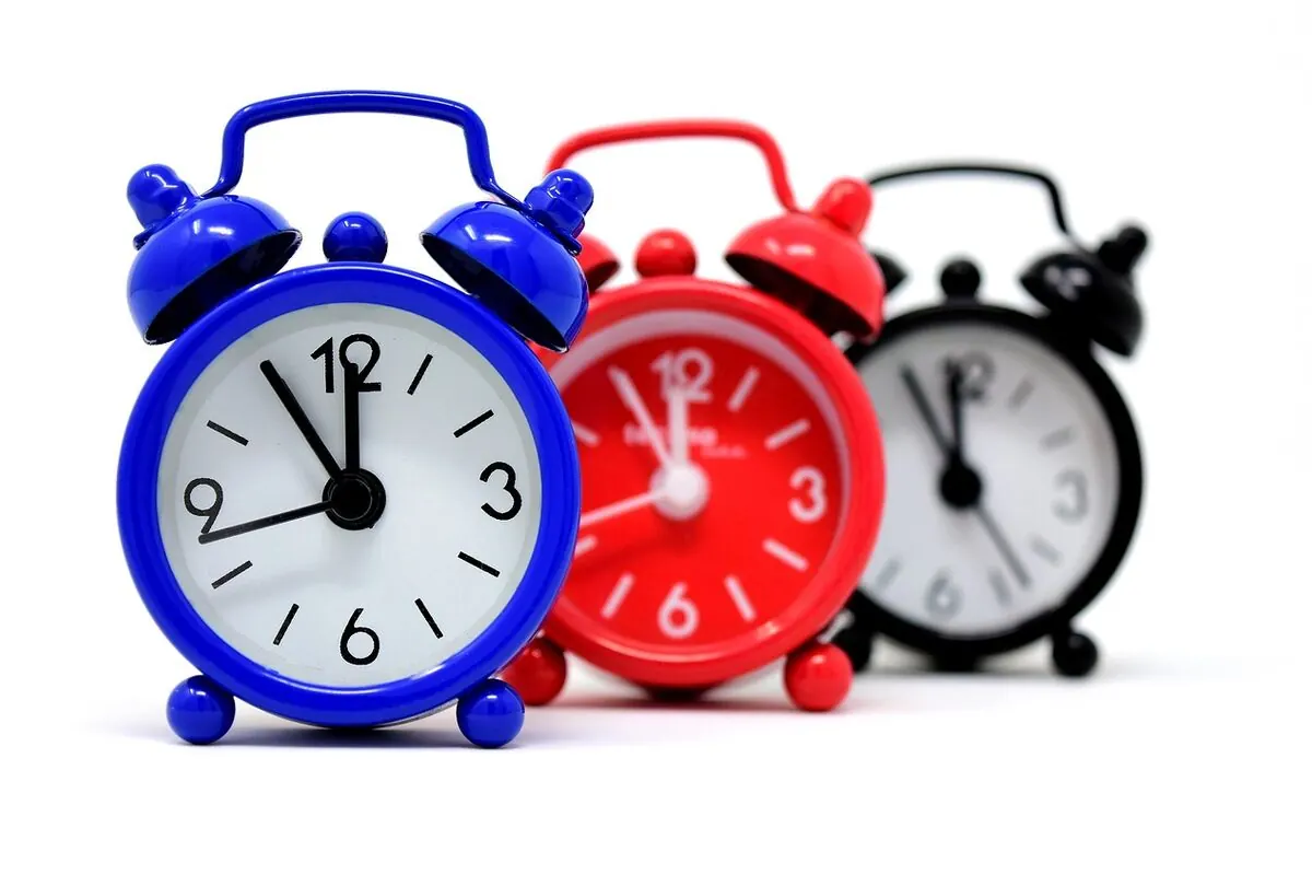 Clock face with hour markers used for converting 72 hours into days