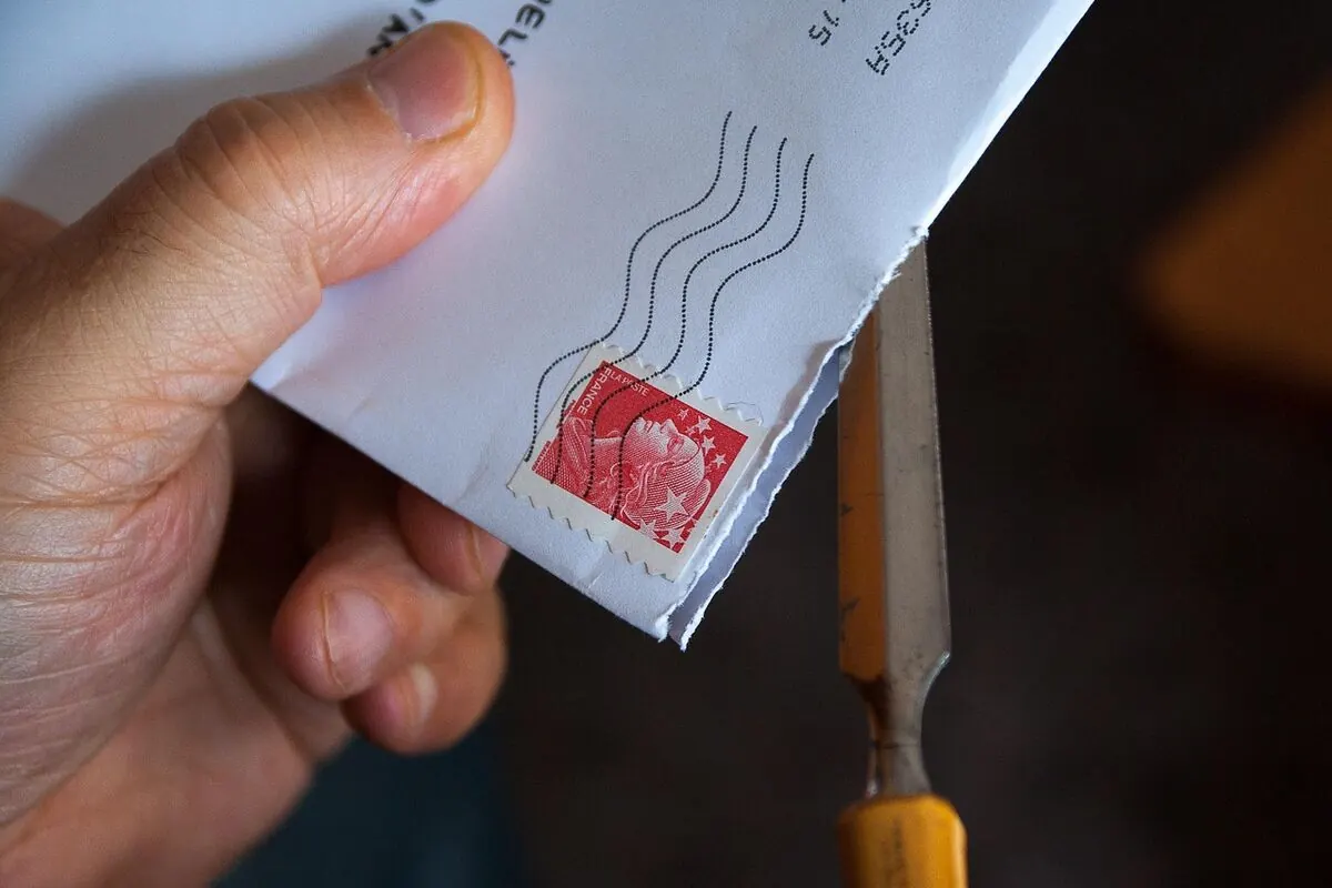 Envelope layout showing return address, recipient address and stamp placement