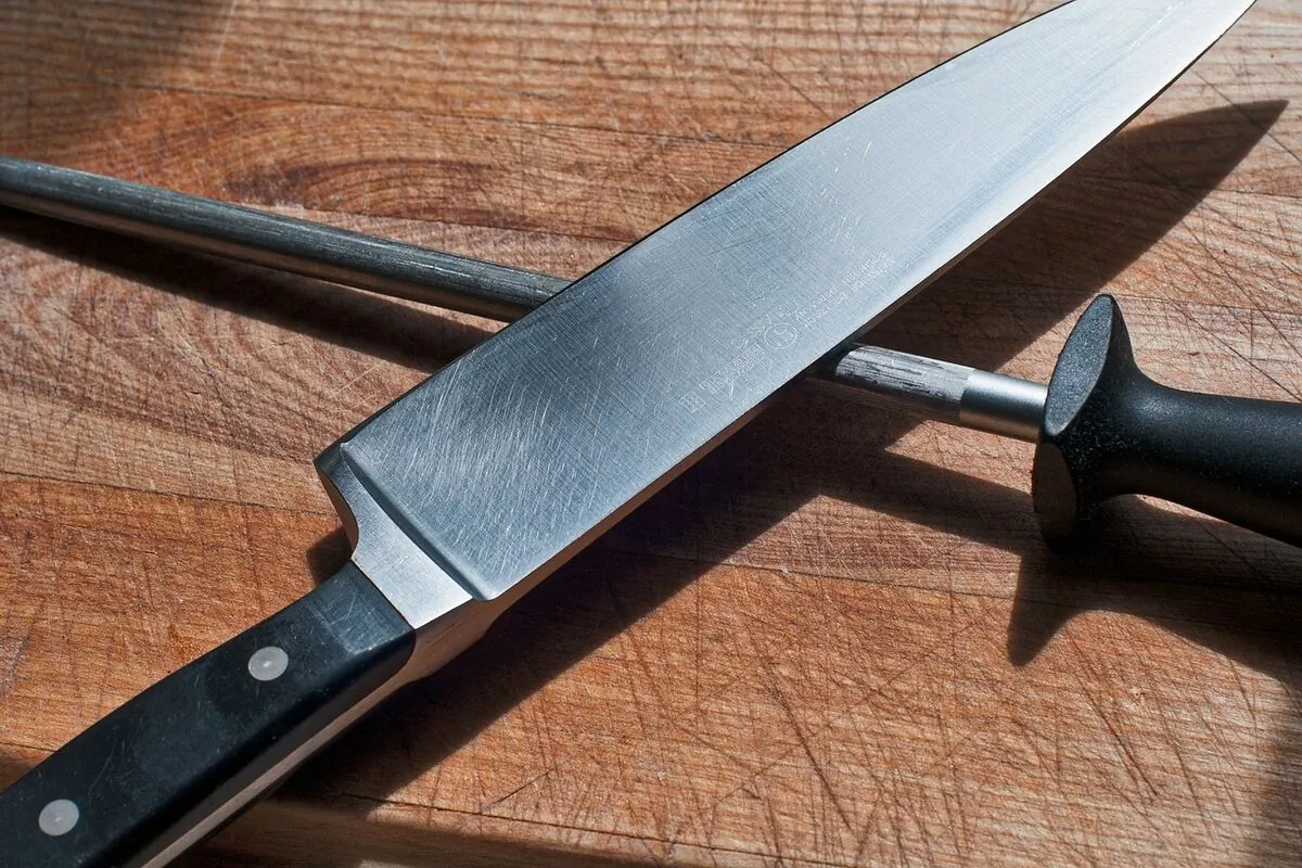 How to sharpen kitchen knives with a whetstone for a razor sharp edge