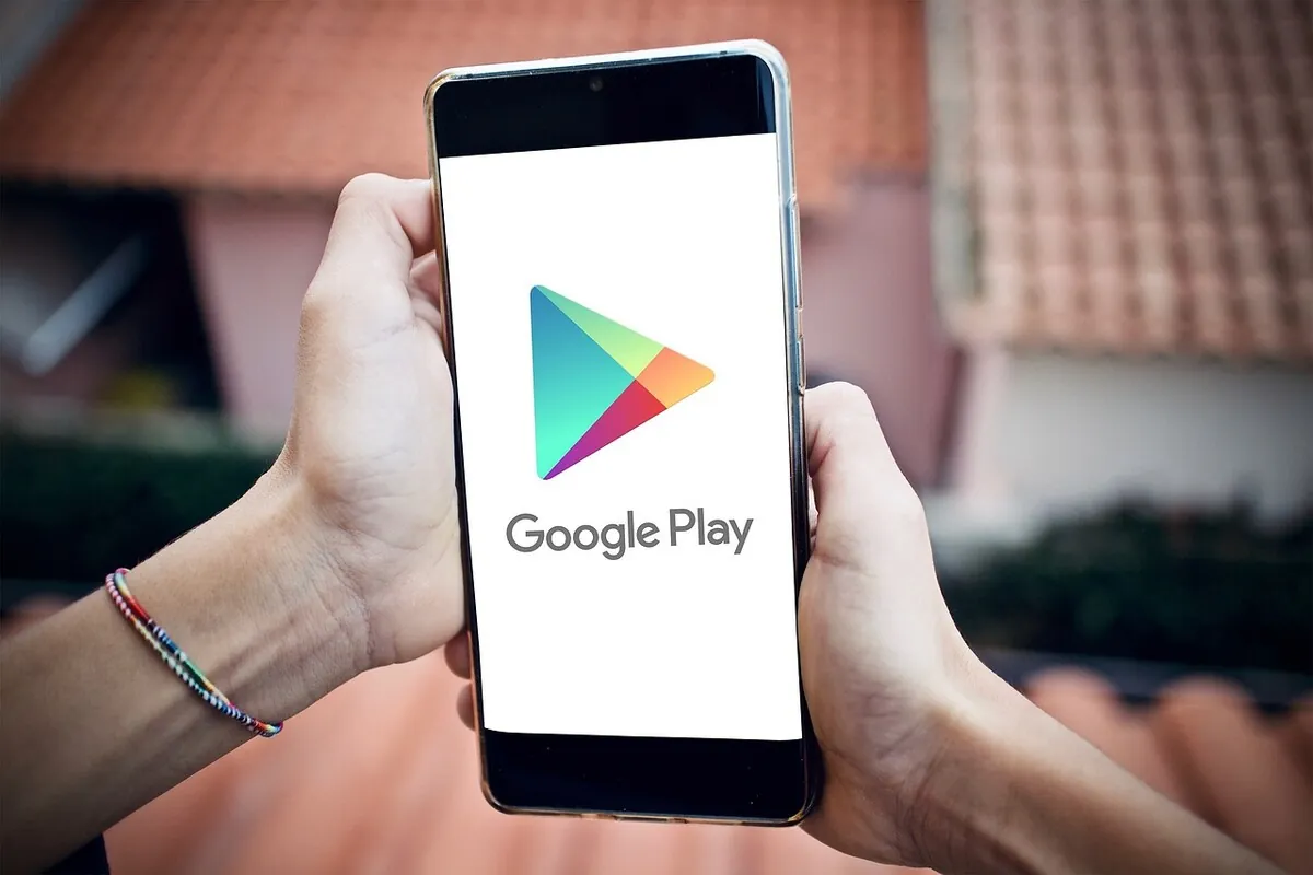 Smartphone mit App-Store-Symbol, das die App-Installation außerhalb des offiziellen Stores symbolisiert