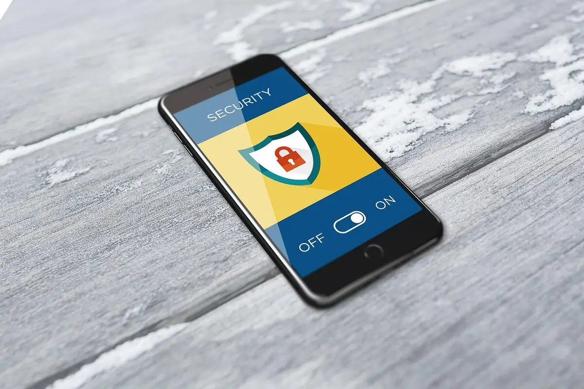 Smartphone protected by a padlock, illustrating the security risks of MB WhatsApp and modified