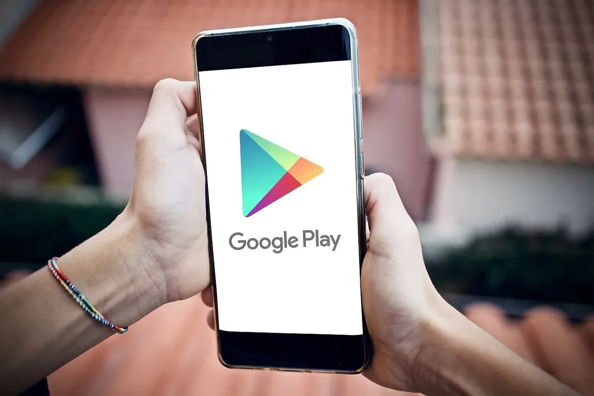Smartphone mit App-Store-Symbol, das die App-Installation außerhalb des offiziellen Stores
